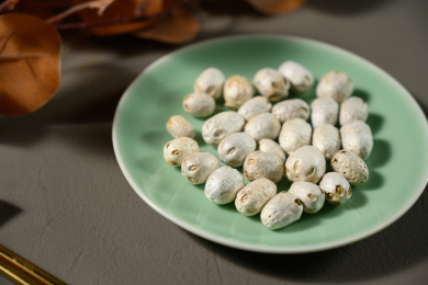 桌面上的盘子里的干爽的五眼果