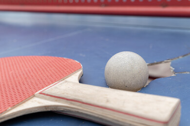 乒乓球和球拍及破烂的球台