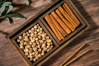 桌面上的盘子里的香气四溢的白豆蔻和肉桂