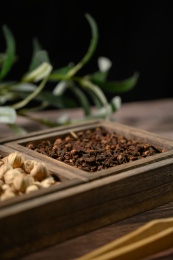 桌面上的盘子里的香气四溢的丁香和白豆蔻