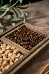 桌面上的盘子里的香气四溢的丁香和白豆蔻