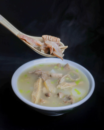 一碗热腾腾的牛杂汤