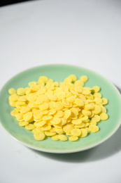 桌面上的盘子里的美味可口的玉米片