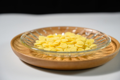 桌面上的盘子里的美味可口的玉米片