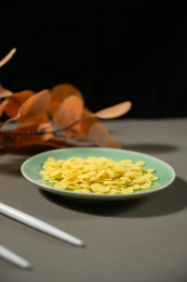 桌面上的盘子里的美味可口的玉米片