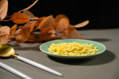 桌面上的盘子里的美味可口的玉米片