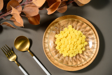 桌面上的盘子里的美味可口的玉米片