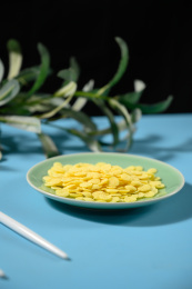 桌面上的盘子里的美味可口的玉米片