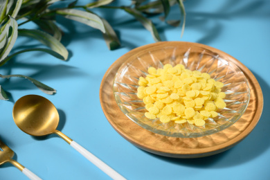 桌面上的盘子里的美味可口的玉米片