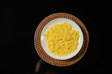 桌面上的盘子里的美味可口的玉米片