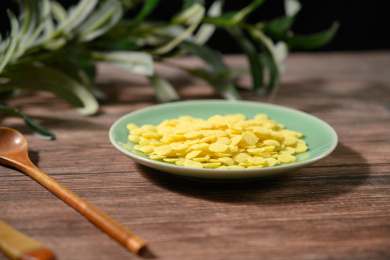 桌面上的盘子里的美味可口的玉米片