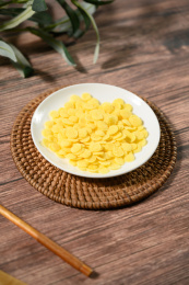 桌面上的盘子里的美味可口的玉米片