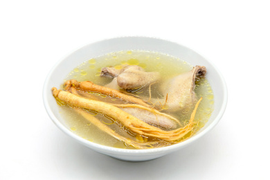 白色背景一碗人参鸽子汤