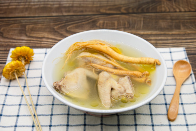 木桌背景一碗人参鸽子汤