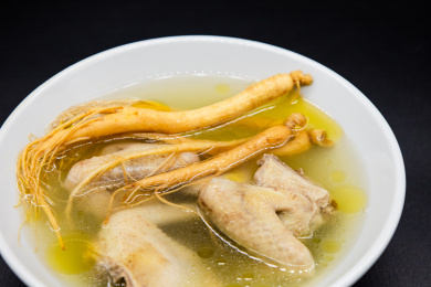 黑色背景一碗人参鸽子汤