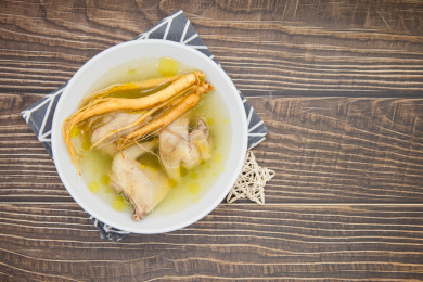 木桌背景一碗人参鸽子汤