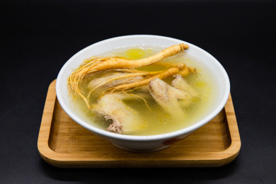 黑色背景一碗人参鸽子汤