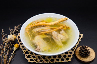 黑色背景一碗人参鸽子汤