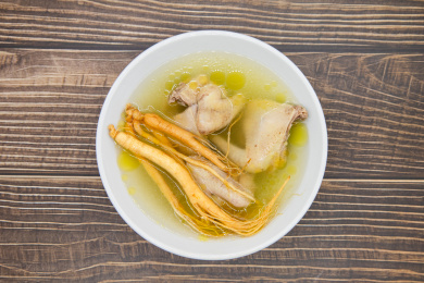 木桌背景一碗人参鸽子汤