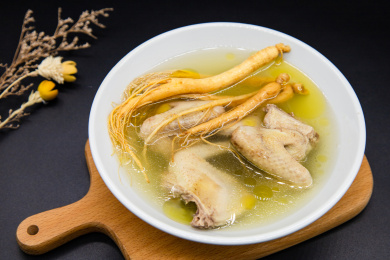 黑色背景一碗人参鸽子汤