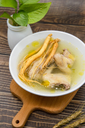 木桌背景一碗人参鸽子汤