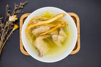 黑色背景一碗人参鸽子汤