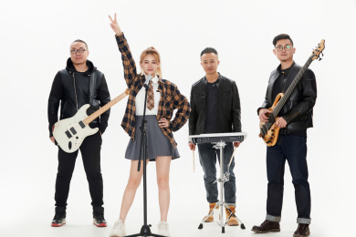 影棚拍摄的白色背景下四人乐队组合形象