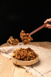 深底上的滑子菇