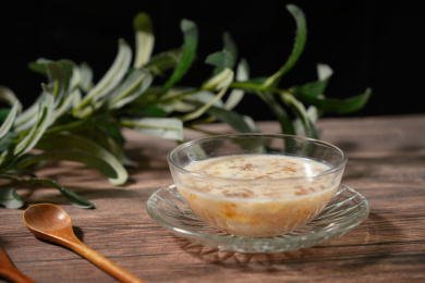 桌面上的碗里的美味可口的牛奶炖桃胶