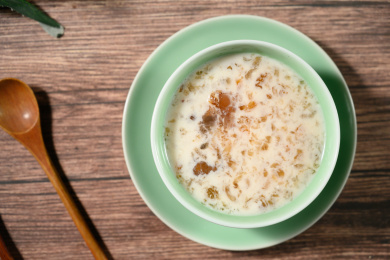 桌面上的碗里的美味可口的牛奶炖桃胶