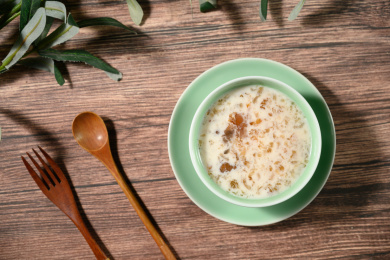 桌面上的碗里的美味可口的牛奶炖桃胶