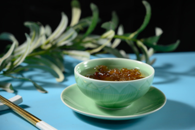 桌面上的碗里的泡发开的桃胶