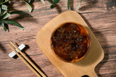 桌面上的碗里的泡发开的桃胶