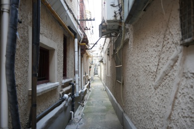 上海石库门旧式里弄居民区狭窄弄堂过道