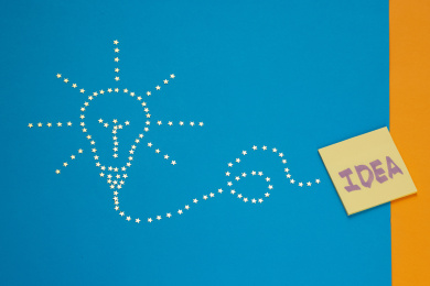 星星组成的灯泡和便签纸上手写的IDEA