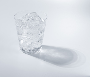 一杯装满冰块的水