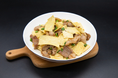 黑背景一盘豆皮炒猪肉