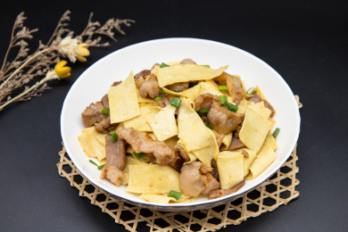 黑背景一盘豆皮炒猪肉