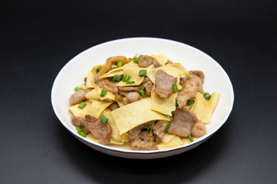 黑背景一盘豆皮炒猪肉