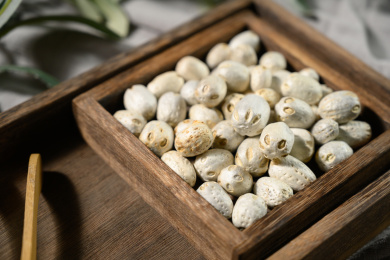 桌面上的盘子里的干爽的五眼果