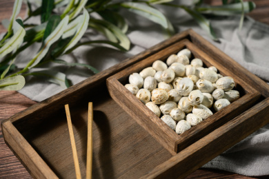 桌面上的盘子里的干爽的五眼果