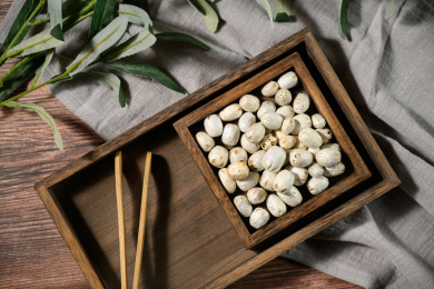 桌面上的盘子里的干爽的五眼果