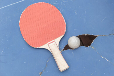 乒乓球和球拍及破烂的球台
