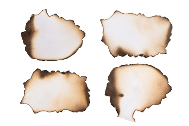 白色背景上烧焦的白纸