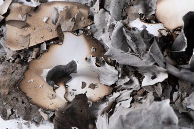 烧焦的纸和灰烬