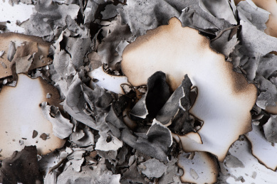 烧焦的纸和灰烬