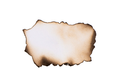 白色背景上烧焦的白纸