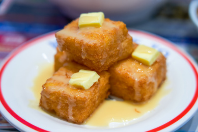 港式茶餐厅里香脆的油炸西多士面包块