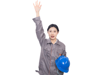 穿着工人服装手持安全帽做手势的年轻女性