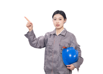 穿着工人服装手持安全帽做手势的年轻女性